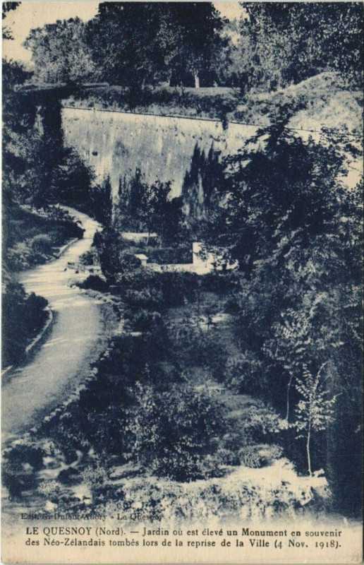 Carte postale ancienne Le Quesnoy - Jardin ou est eleve un Monument en Souvenir au Quesnoy