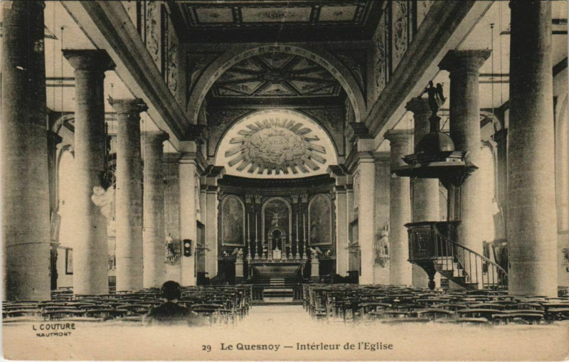 Carte postale ancienne Le Quesnoy - Interieur de l'Eglise au Quesnoy