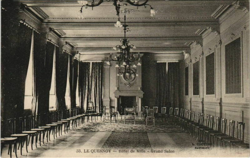 Carte postale ancienne Le Quesnoy - Hotel de Ville au Quesnoy