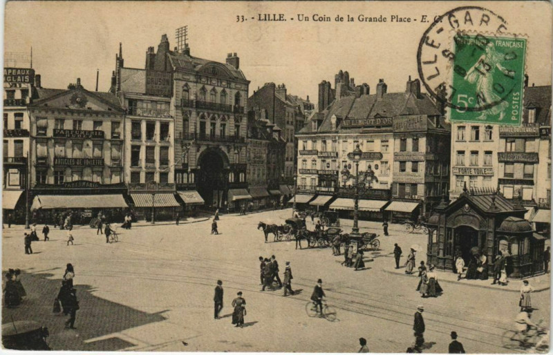 Carte postale ancienne Lille Un Coin de la Grande Place à Lille
