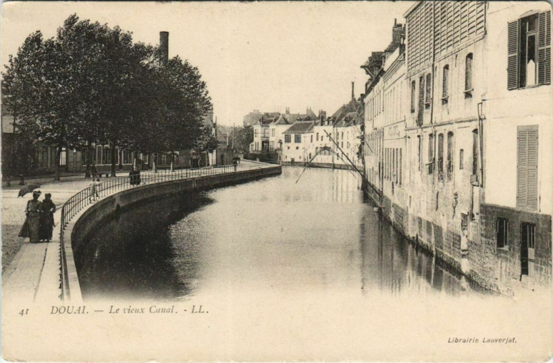 Carte postale ancienne Douai Le vieux Canal à Douai