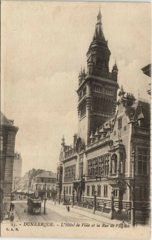 Carte postale ancienne Dunkerque L'Hotel de Ville et la Rue à Dunkerque