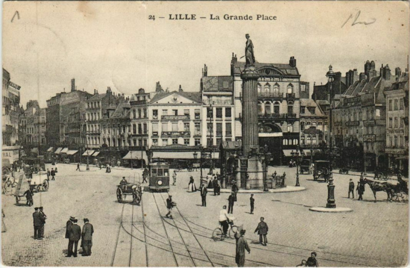 Carte postale ancienne Lille La Grande Place à Lille
