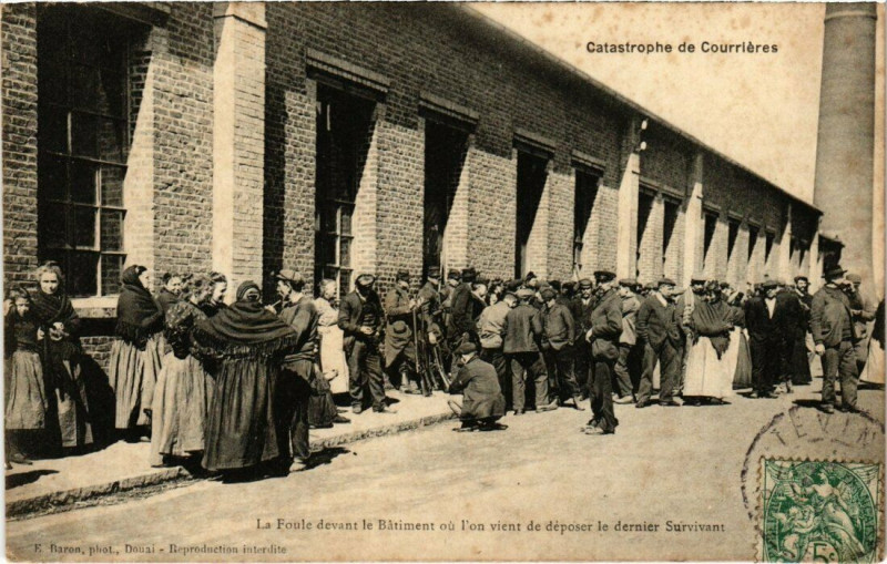 Carte postale ancienne Catastrophe Courrieres - La Foule devant le Batiment
