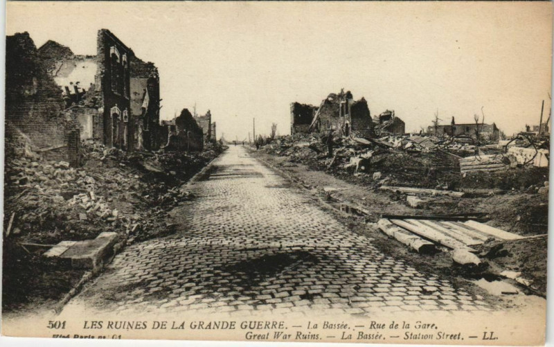 Carte postale ancienne Les Ruines de la Grande Guerre - La Bassee Rue de la Gare à Erre