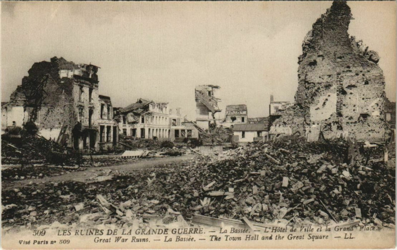 Carte postale ancienne Les Ruines de la Grande Guerre - La Bassee L'Hotel de Ville à Erre