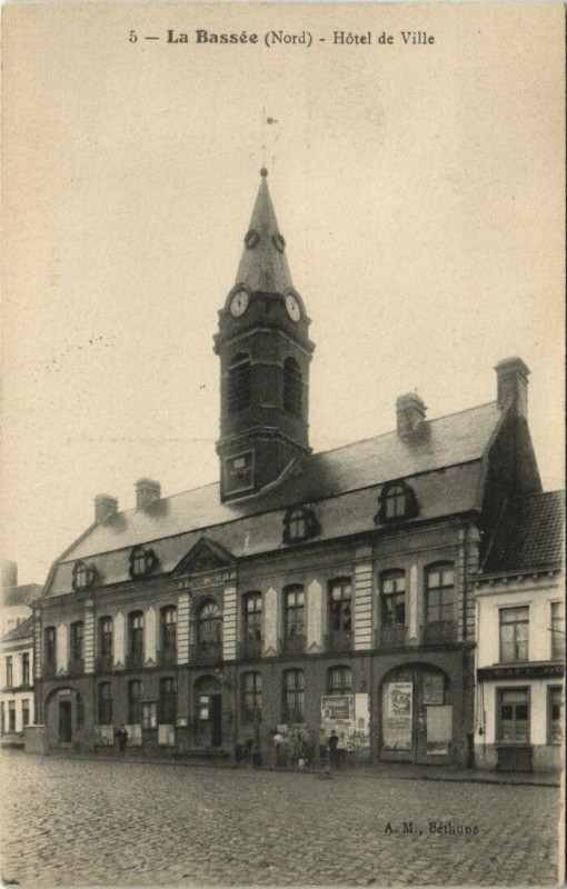 Carte postale ancienne La Bassee - Hotel de Ville à La Bassée
