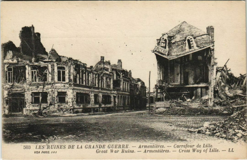 Carte postale ancienne Les Ruines de le Grande Guerre - Armentieres Carrefour de Lille à Armentières