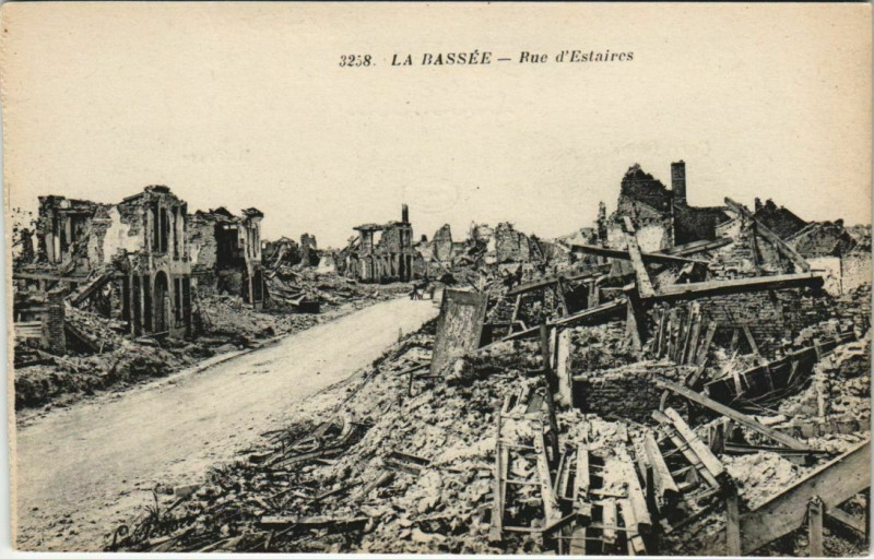 Carte postale ancienne La Bassee - Rue d'Estaires à La Bassée