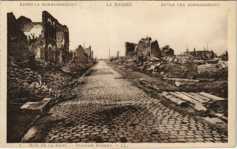 Carte postale ancienne La Bassee - Apres le Bombardement à La Bassée