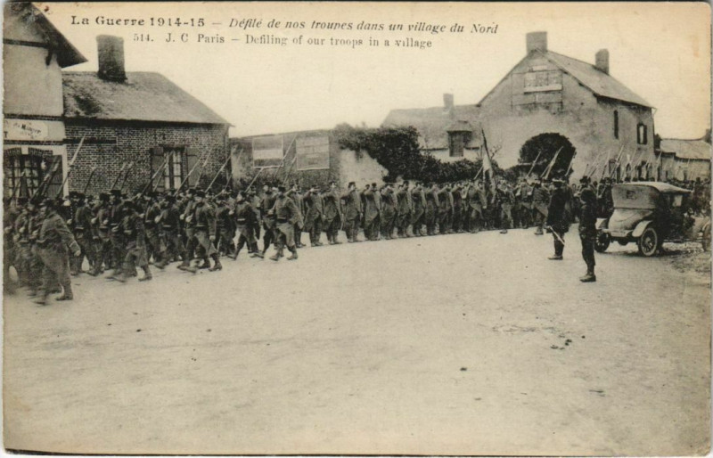 Carte postale ancienne La Guerre 1914-15 Defile des nos troupes dans au village à Erre