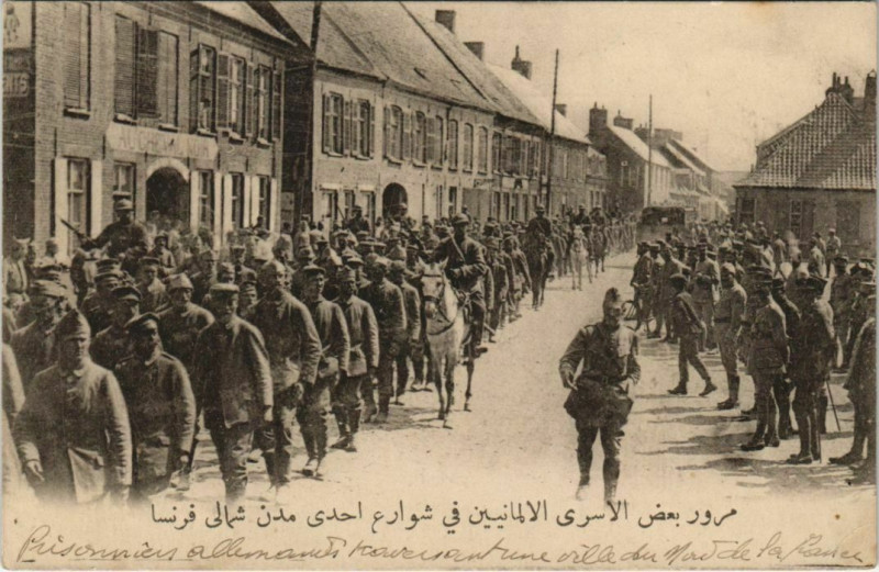Carte postale ancienne Prisonniers allemands iravessand une ville du Nord de la France