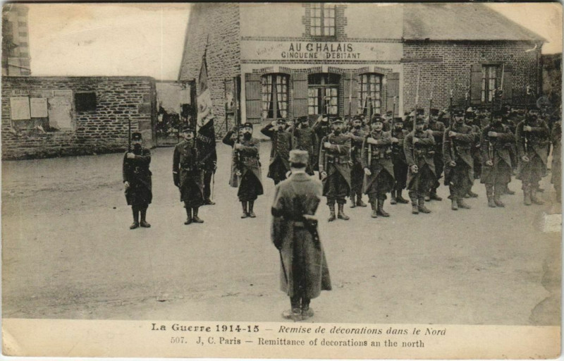 Carte postale ancienne La Guerre 1914-15 Remise de decorations dans le Nord à Erre