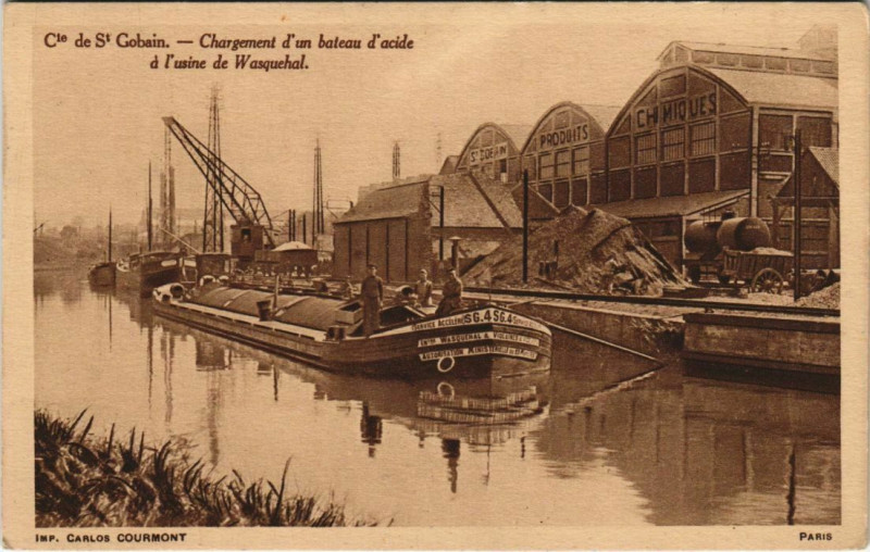 Carte postale ancienne Saint-Gobain - Chargement d'un bateau d'acide