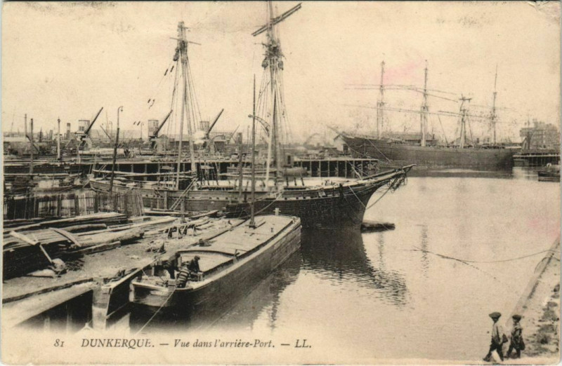 Carte postale ancienne Dunkerque - Vue dans l'arriere-Port à Dunkerque