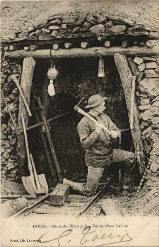 Carte postale ancienne Douai - Mines de l'Escarpelle Entrée d'une Galerie à Douai