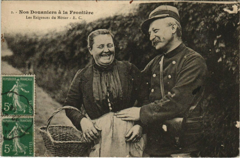 Carte postale ancienne Nos Douaniers à la Frontière - Les Exigences du Métier