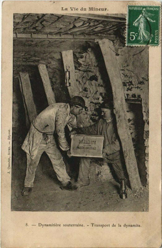 Carte postale ancienne Dynamitiere souterraine - Transport de la dynamite
