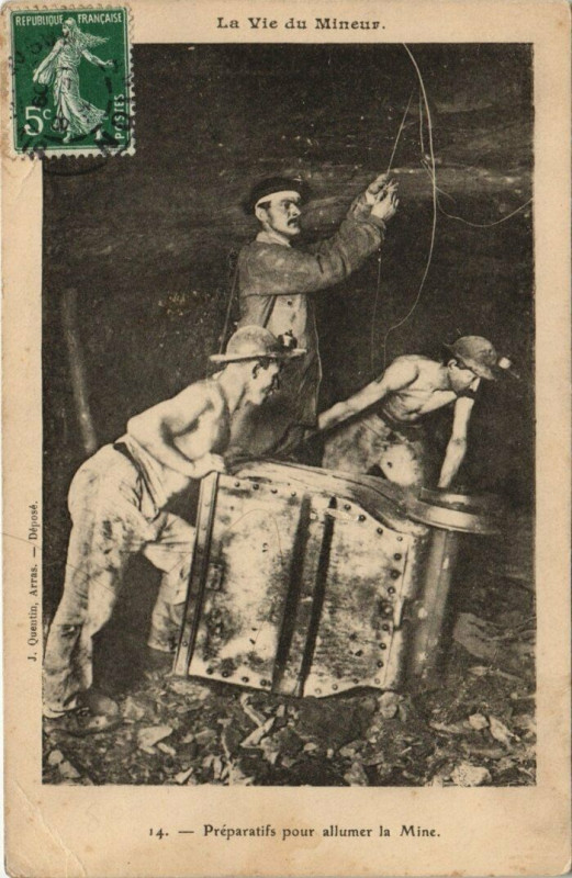 Carte postale ancienne Preparatifs pour allumer la Mine