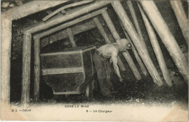 Carte postale ancienne Un Chargeur