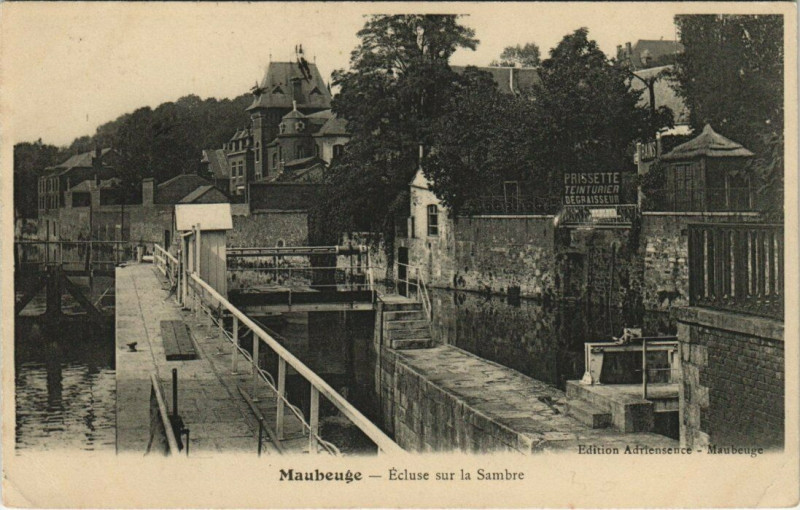 Carte postale ancienne Maubeuge - Ecluse sur la Sambre à Maubeuge