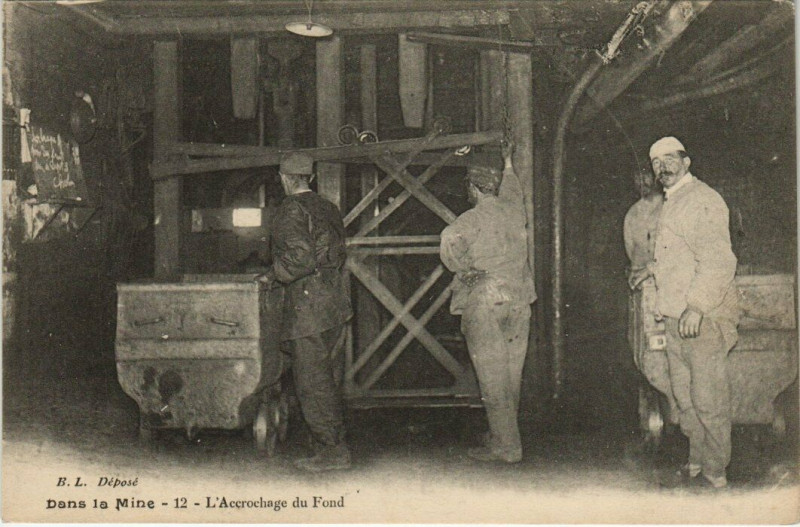 Carte postale ancienne Dans la Mine - L'Accrochage du Fond