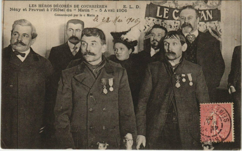 Carte postale ancienne Les Heros Decores de Courrieres