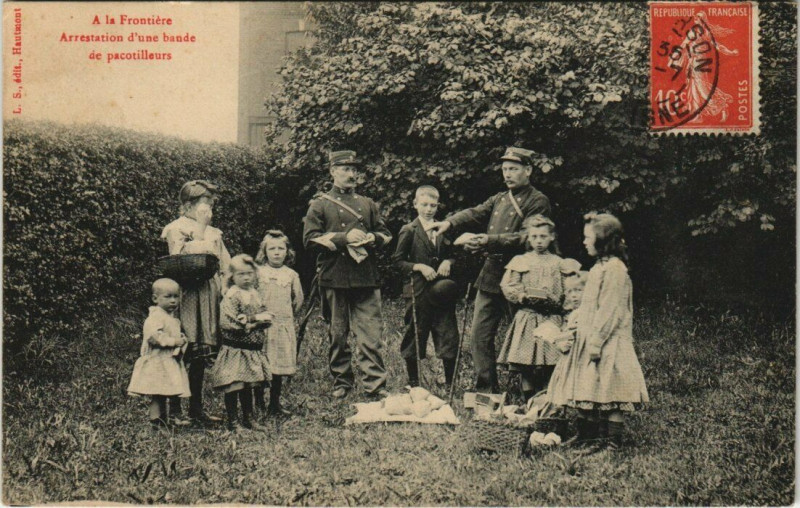 Carte postale ancienne A la Frontiere Arrestation d'une bande de pacotilleurs