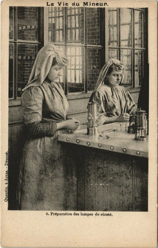 Carte postale ancienne Preperation des lampes de surete
