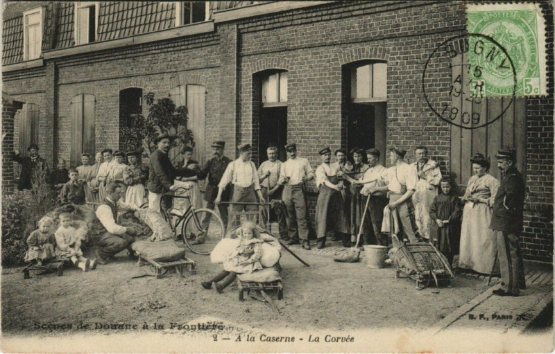 Carte postale ancienne Scenes de Douane a la Frontiese - A la Caserne - La Corvée