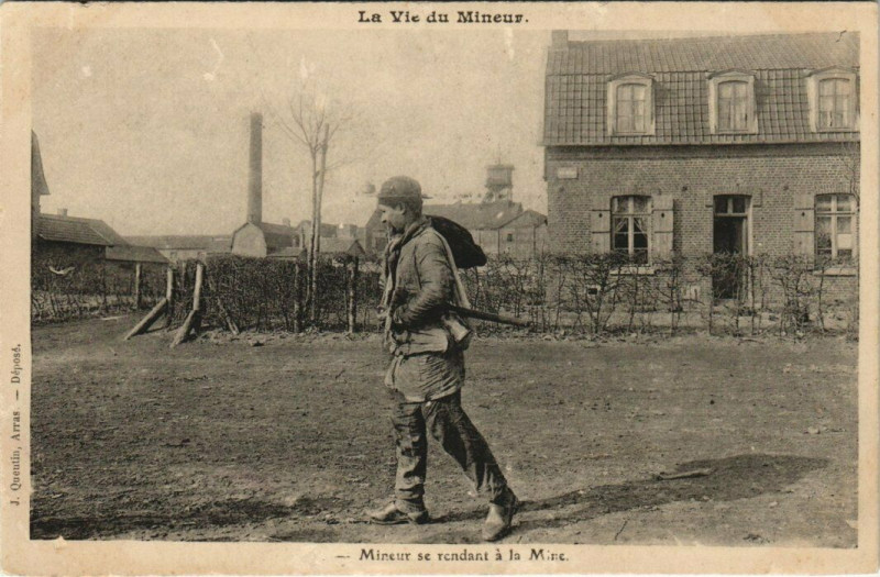 Carte postale ancienne Mineur se rendant a la Mine