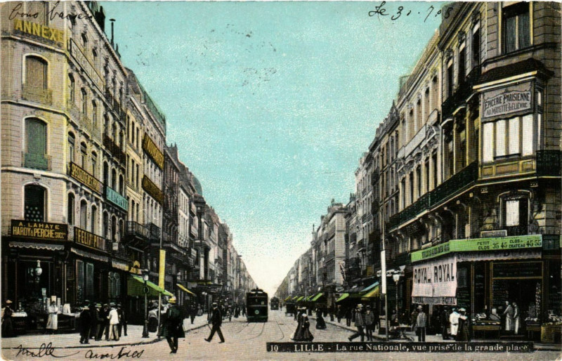 Carte postale ancienne Lille La rue National vue d.l. grande place à Lille