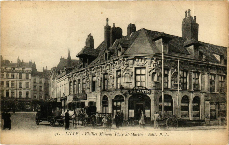 Carte postale ancienne Nord Lille Vieilles maisons Place Saint-Martin à Lille