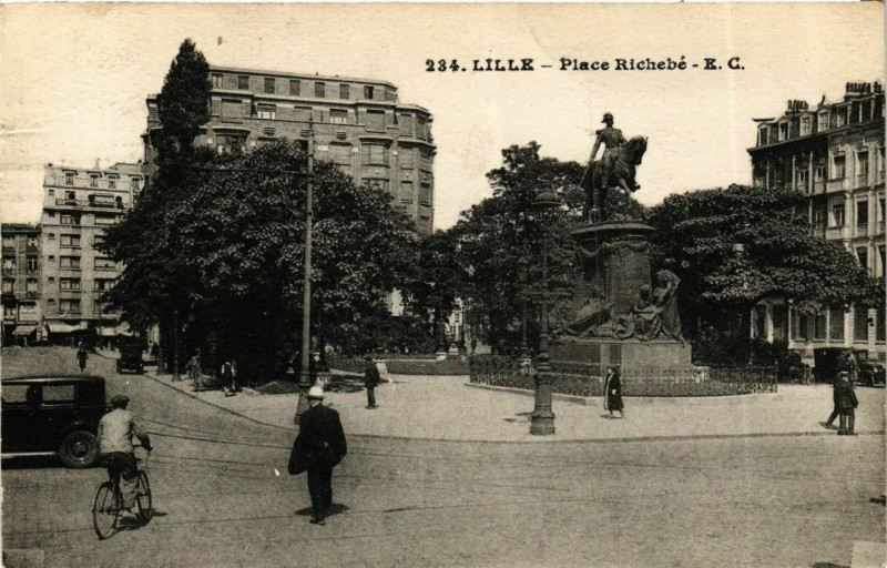 Carte postale ancienne Nord Lille Place Richebé statue à Lille