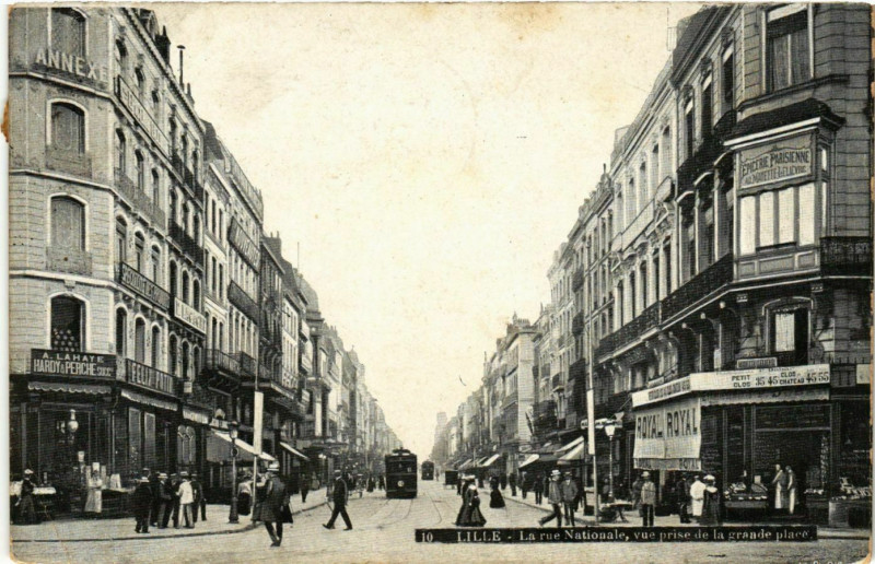 Carte postale ancienne Lille Rue Nationale vue de la grande place à Lille