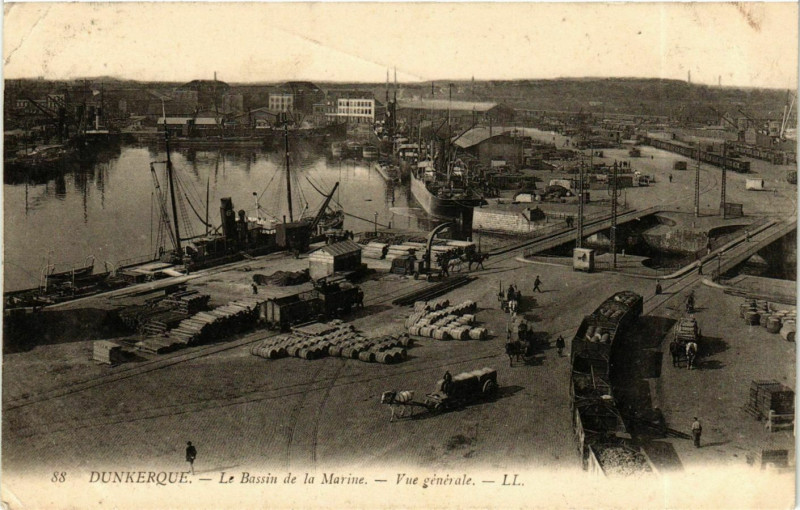 Carte postale ancienne Dunkerque Bassin de la Marine Vue générale à Dunkerque