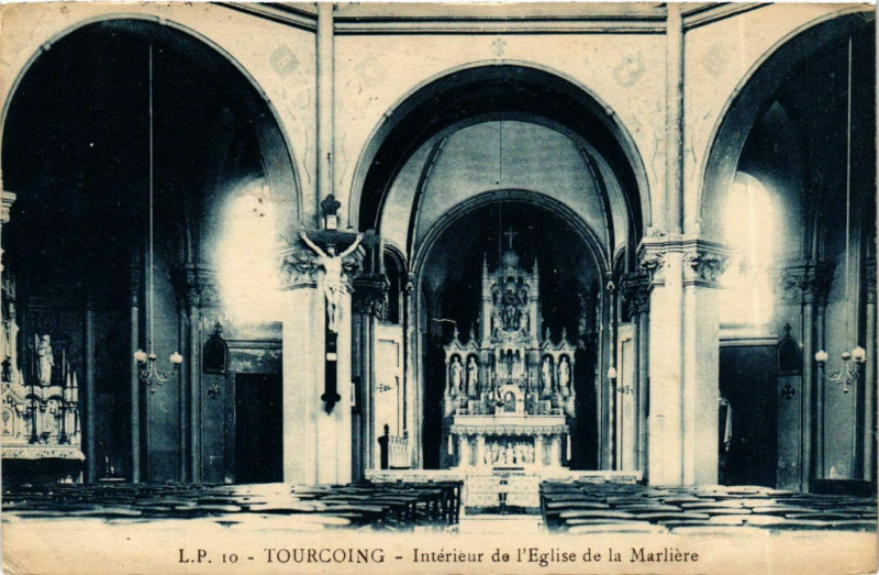 Carte postale ancienne Intérieur de l'Eglise de la Marlière à Wattrelos