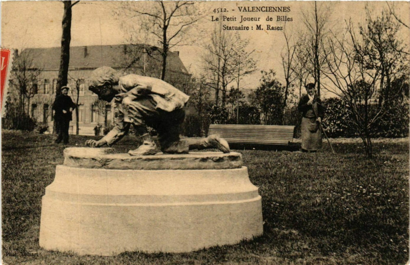 Carte postale ancienne Valenciennes Petit Joueur de Billes statue à Valenciennes