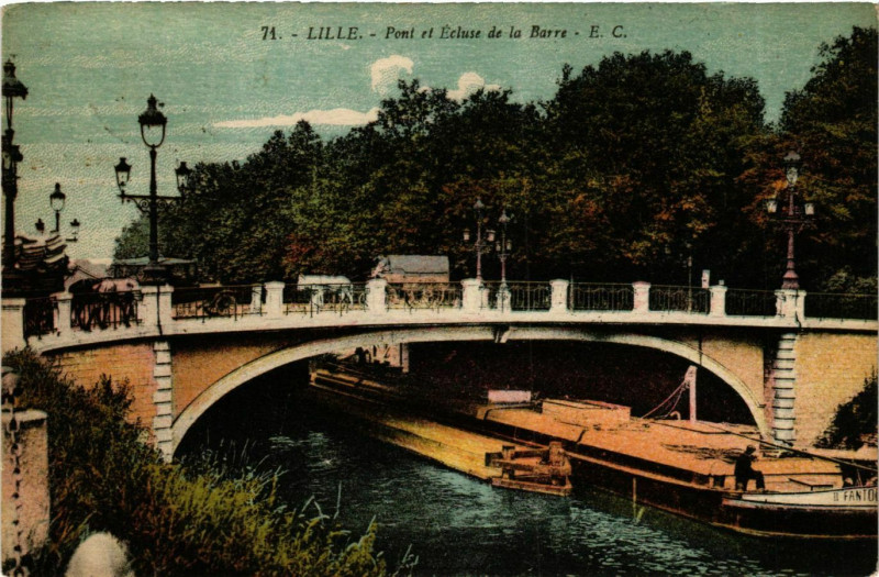 Carte postale ancienne Nord Lille Pont et Ecluse de la Barre à Lille