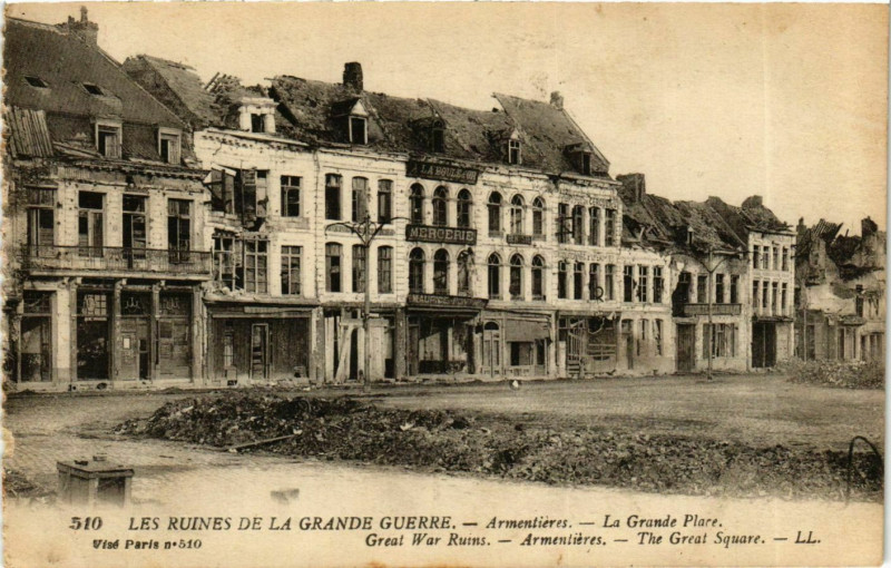 Carte postale ancienne Armentieres Ruines de Guerre: Grande Place à Armentières