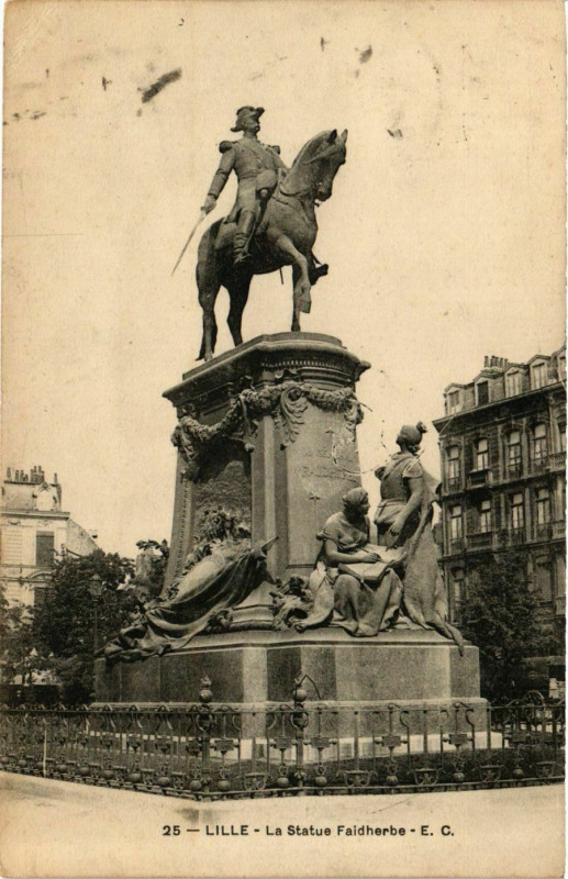 Carte postale ancienne Nord Lille La Statue du Général Faidherbe à Lille
