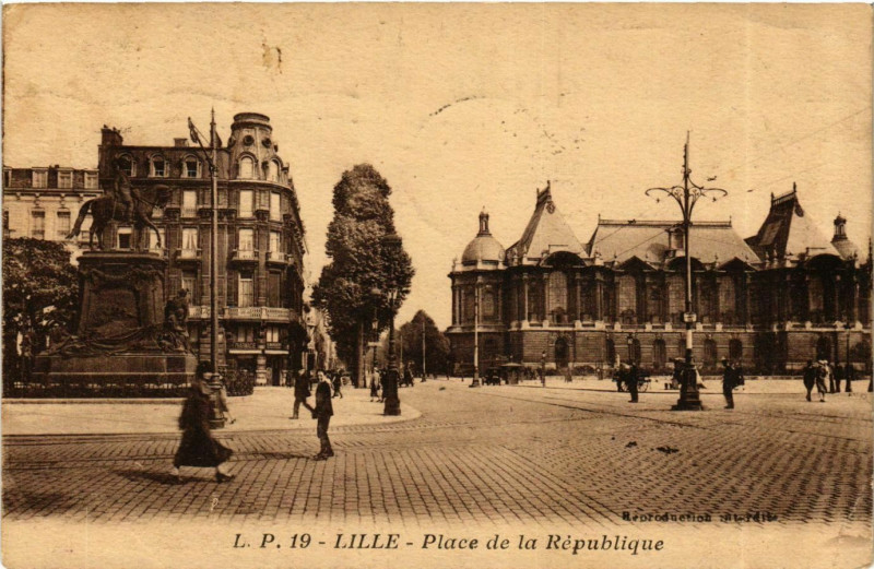 Carte postale ancienne Lille Place de la République à Lille