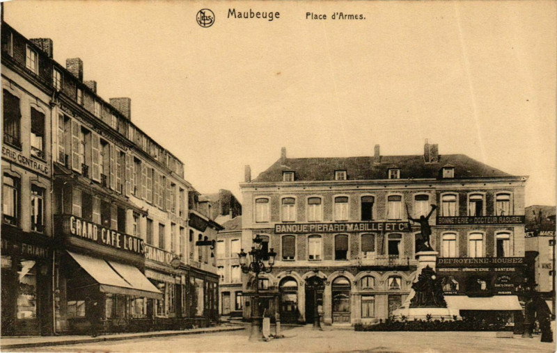 Carte postale ancienne Nord Maubeuge Place d'Armes statue à Maubeuge