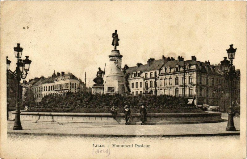 Carte postale ancienne Lille Monument Pasteur maisons à Lille