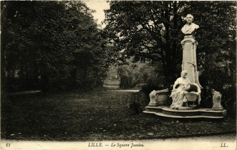 Carte postale ancienne Nord Lille Le Square Jussieu monument à Lille