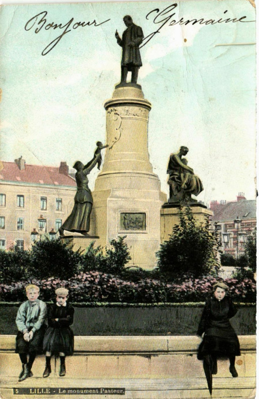 Carte postale ancienne Lille Le monument Pasteur enfants à Lille