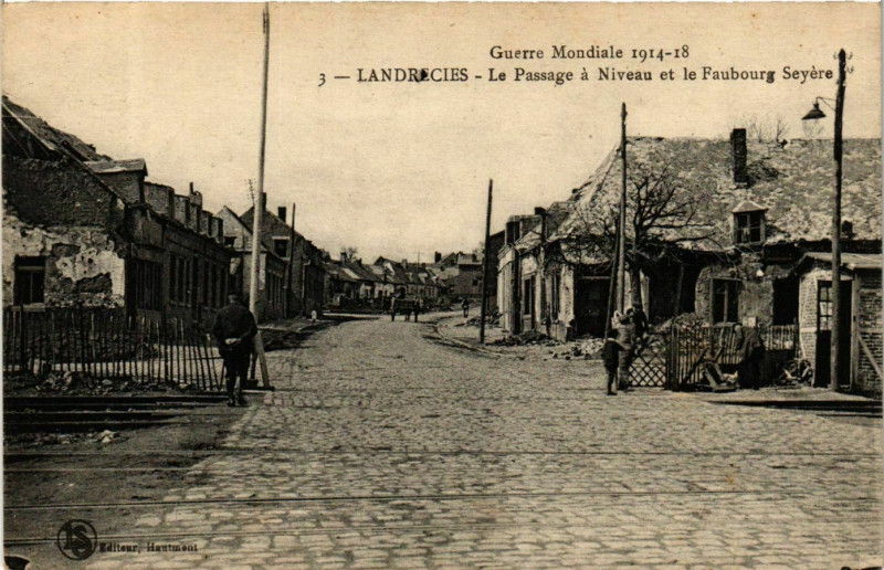 Carte postale ancienne Landrecies Le Passage a niveau et le Faubourg Seyere à Landrecies