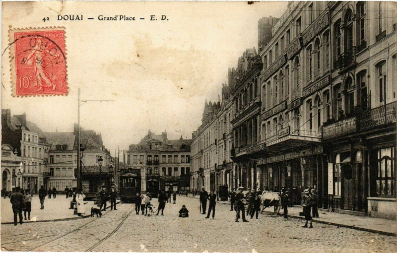 Carte postale ancienne Douai Grand'Place à Douai