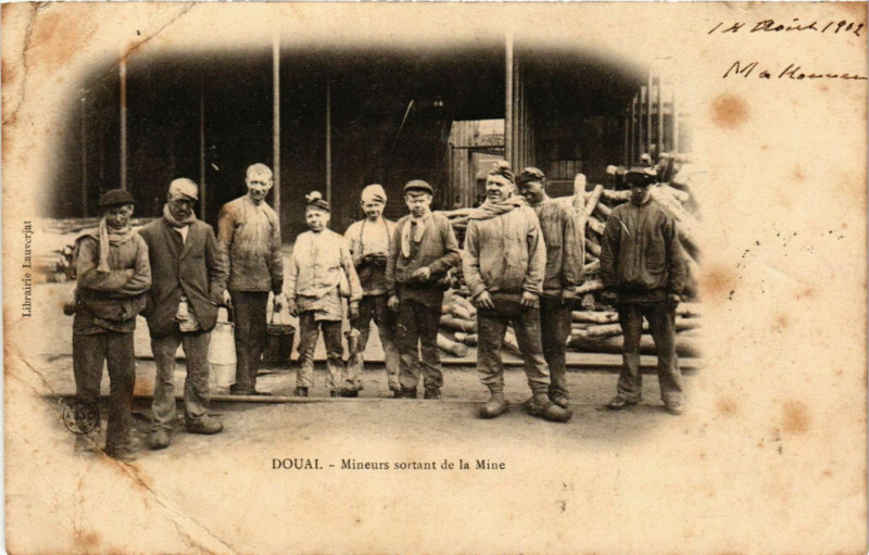 Carte postale ancienne Douai Mineurs sortant de la Mine à Douai