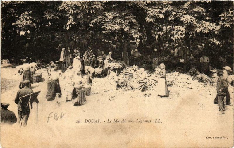 Carte postale ancienne Douai Le Marche aux Legumes à Douai